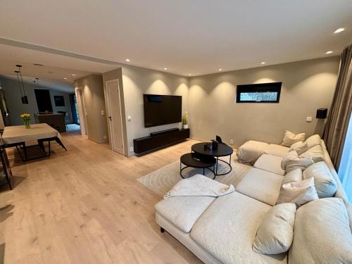 Spacious, central 3 BR house with parking in Åsane
