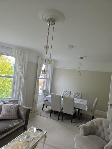 Large Victorian Apartment With High Speed Wifi 350mbps