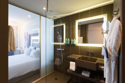room detail thumbnail 2
