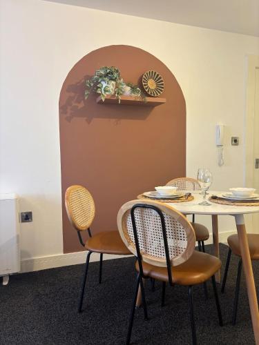 Stylish 2 Beds w/ Free Parking near Old Trafford, Manchester (foto 10)