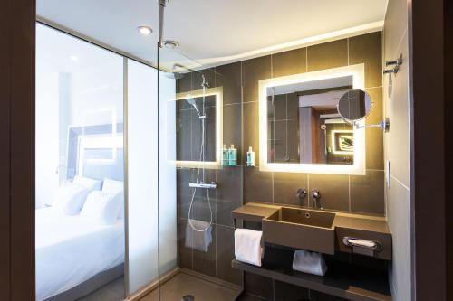 room detail thumbnail 2