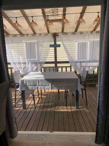 Au Petit Bonheur - Camping - Vias