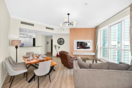 Torch Dubai Marina 2BDR with Pool Gym and Views, Dubai