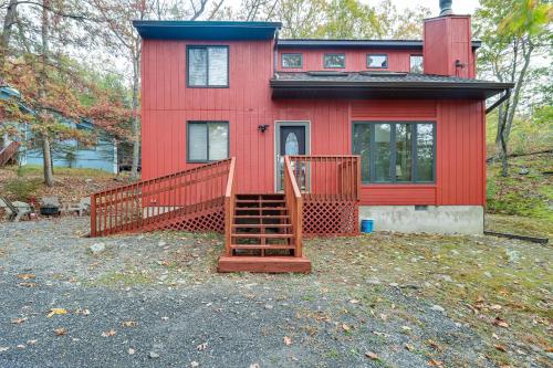 Fire Pit and Gas Grill Charming Poconos Abode! in บุชคิล (พีเอ)