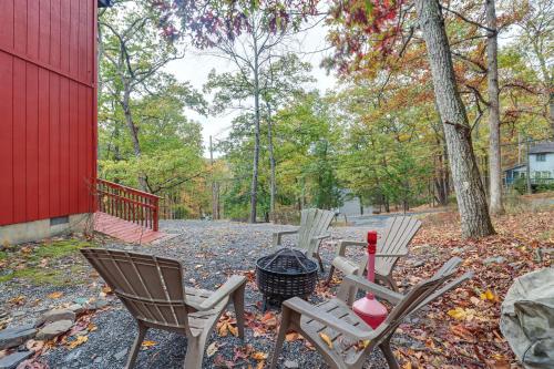 Fire Pit and Gas Grill Charming Poconos Abode! in บุชคิล (พีเอ)
