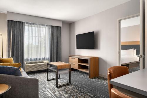 2 queen beds, 1 sofa bed