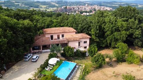 Swimming pool, Villa with Garden near Rome for Groups & Families in Orte