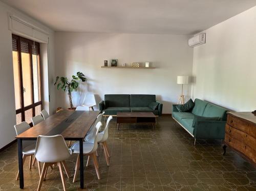 Villa with Garden near Rome for Groups & Families in Orte