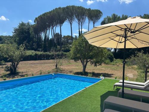 Swimming pool, Villa with Garden near Rome for Groups & Families in Orte