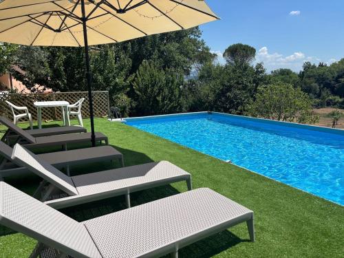 Swimming pool, Villa with Garden near Rome for Groups & Families in Orte