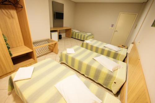 4 twin beds