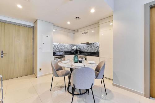 Elegant 2BR Apartment Heart of Business Bay High Floor, Dubai