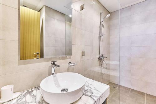 Elegant 2BR Apartment Heart of Business Bay High Floor, Dubai (Foto 8)