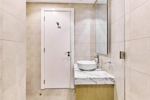 Elegant 2BR Apartment Heart of Business Bay High Floor, Dubai (Foto 9)
