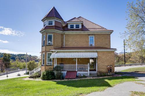 Groups Welcome! Historic Queen Anne Gem in Garrett – khách sạn tại Meyersdale