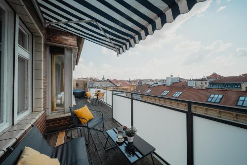 Waterfront River Side Roof Top Apartment - Terrace with city view, Praga (foto 9)