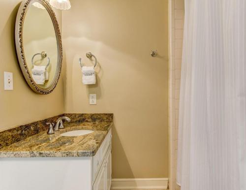 Historic Home Overlooking Emmet Park and Savannah River Private Parking Heated Pool Access - image 5