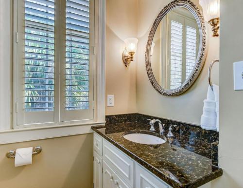 Historic Home Overlooking Emmet Park and Savannah River Private Parking Heated Pool Access - image 2