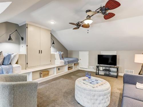 Designer Furnished on Jones St! Walk everywhere private parking heated pool access! - image 7
