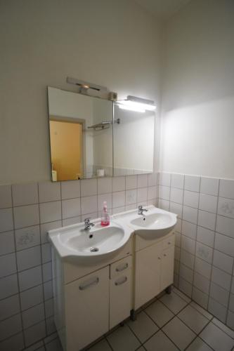 2 twin beds