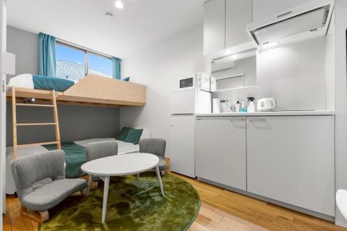 西新宿五丁目駅から徒歩2分 渋谷新宿にアクセス良好 3名宿泊