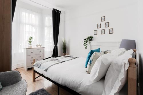 4 Bed House - Sleeps 6 - Garden Pets Wifi, Londra (foto 4)