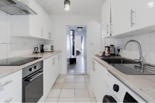4 Bed House - Sleeps 6 - Garden Pets Wifi, Londra (foto 6)