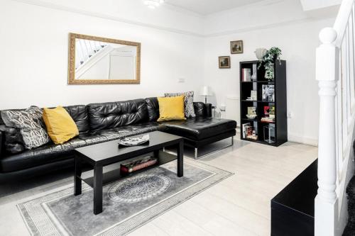 4 Bed House - Sleeps 6 - Garden Pets Wifi, Londra (foto 7)