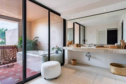 حمام, Majestic Colonial Villa Private Pool Jacuzzi and Gardens in Bellavista