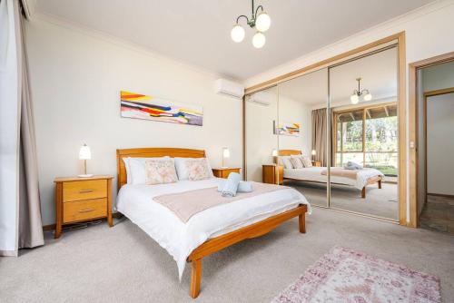 Peaceful Bushland Retreat with Treetop Hills Views in Wonga Park