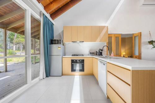 Peaceful Bushland Retreat with Treetop Hills Views in Wonga Park