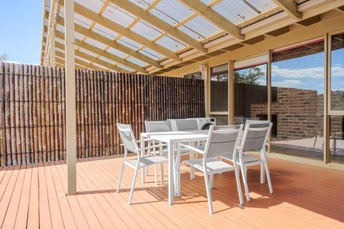Peaceful Bushland Retreat with Treetop Hills Views in 旺加帕克