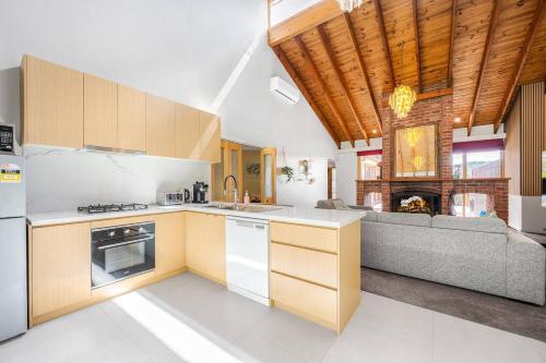 Serene Retreat 3 Cottages with Pool and Mountain Views in Wonga Park