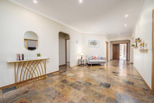 Serene Retreat 3 Cottages with Pool and Mountain Views in Wonga Park