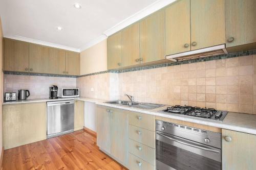 Tranquil Cottage with Valley and Hills Views in Wonga Park