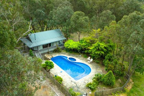 Country Charm Cottage with Pool and Forest Views in Wonga Park