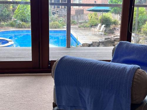 Country Charm Cottage with Pool and Forest Views in Wonga Park