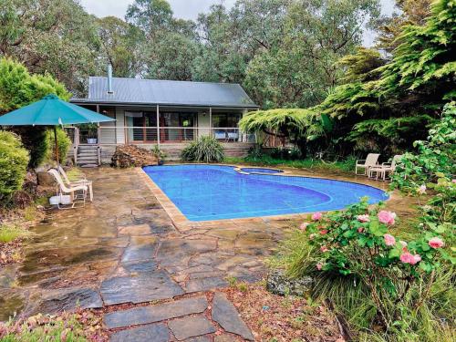 Country Charm Cottage with Pool and Forest Views in Wonga Park