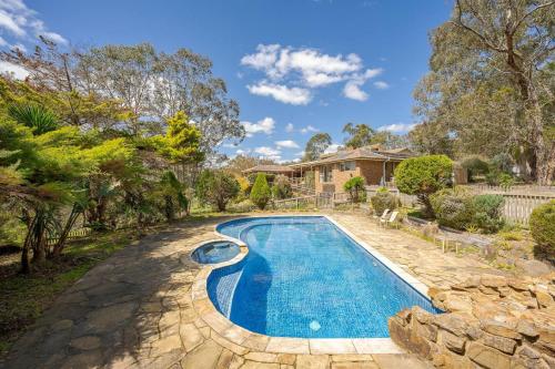 Country Charm Cottage with Pool and Forest Views in Wonga Park