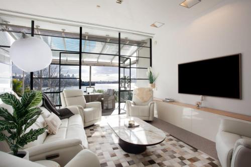 Shared lounge/TV area, Winanga House, Sydney Harbour in Point Piper