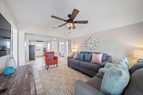 Classic beach house with perfect location, deck and fire pit – khách sạn tại Jamaica Beach