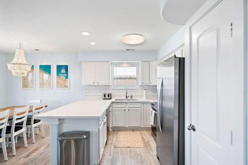 Stunning beach house with huge game room, close to beach – khách sạn tại Jamaica Beach