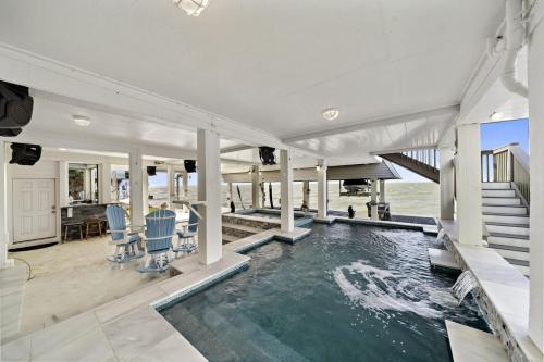 Sunsets by the Bay Stunning Waterfront Home with Pool in Sea Isle – khách sạn tại Sea Isle