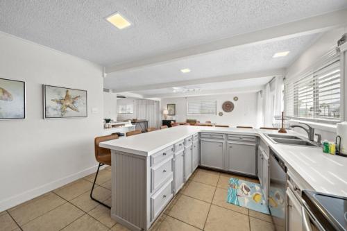 Beach bungalow with stunning ocean views and huge deck just steps away from the beach – khách sạn tại Jamaica Beach