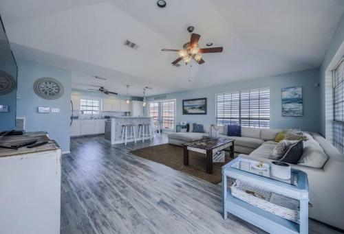 Holiday home with large deck and fenced yard, close to the beach – khách sạn tại Jamaica Beach