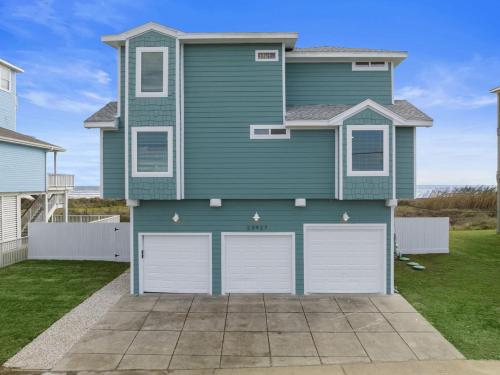 Oceanfront home with pool, large decks, fire pit and private walkover to the beach – khách sạn tại West Galveston