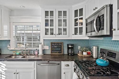 Cute bungalow with massive deck and fire pit, walk to Kemah Boardwalk in Kemah (TX)