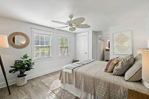 Cute bungalow with massive deck and fire pit, walk to Kemah Boardwalk in Kemah (TX)