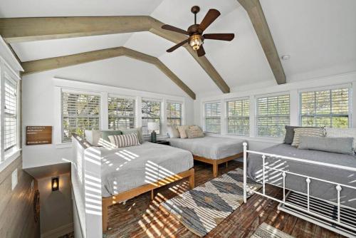 Cute bungalow with massive deck and fire pit, walk to Kemah Boardwalk in Kemah (TX)