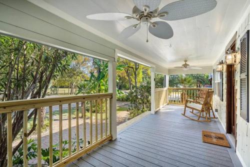 Cute bungalow with massive deck and fire pit, walk to Kemah Boardwalk in Kemah (TX)